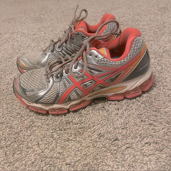Women's size 7.5 EUC athletic sneakers running shoes ASICS brand - Picture 1 of 12